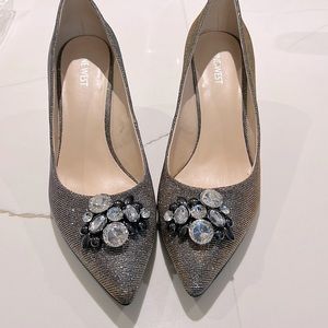 NINE WEST GLITTERING PUMP W/CRYSTALS